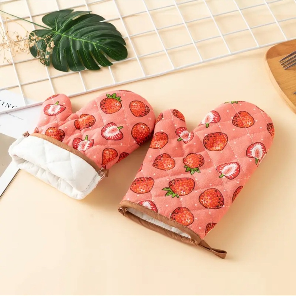 Strawberry Print Oven Mittens and Pot Holder Set 2 Pieces - Picture 3 of 3